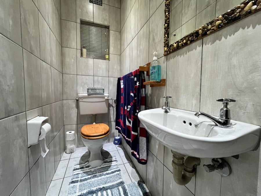 5 Bedroom Property for Sale in De Zoete Inval Western Cape
